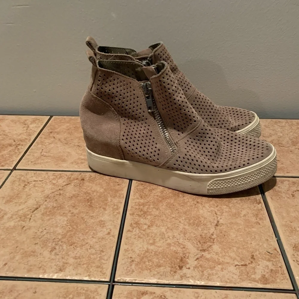 Steve Madden Wedgie Wedge Sneakers in Taupe Size 7.5